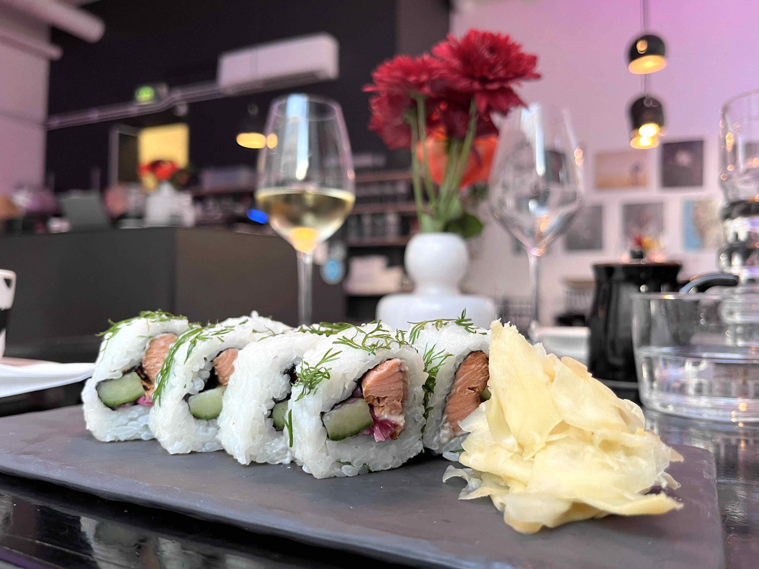 Sushibar + Wine -ravintolassa juhlistamassa 4000 sivustovierailijan rajapyykkiä